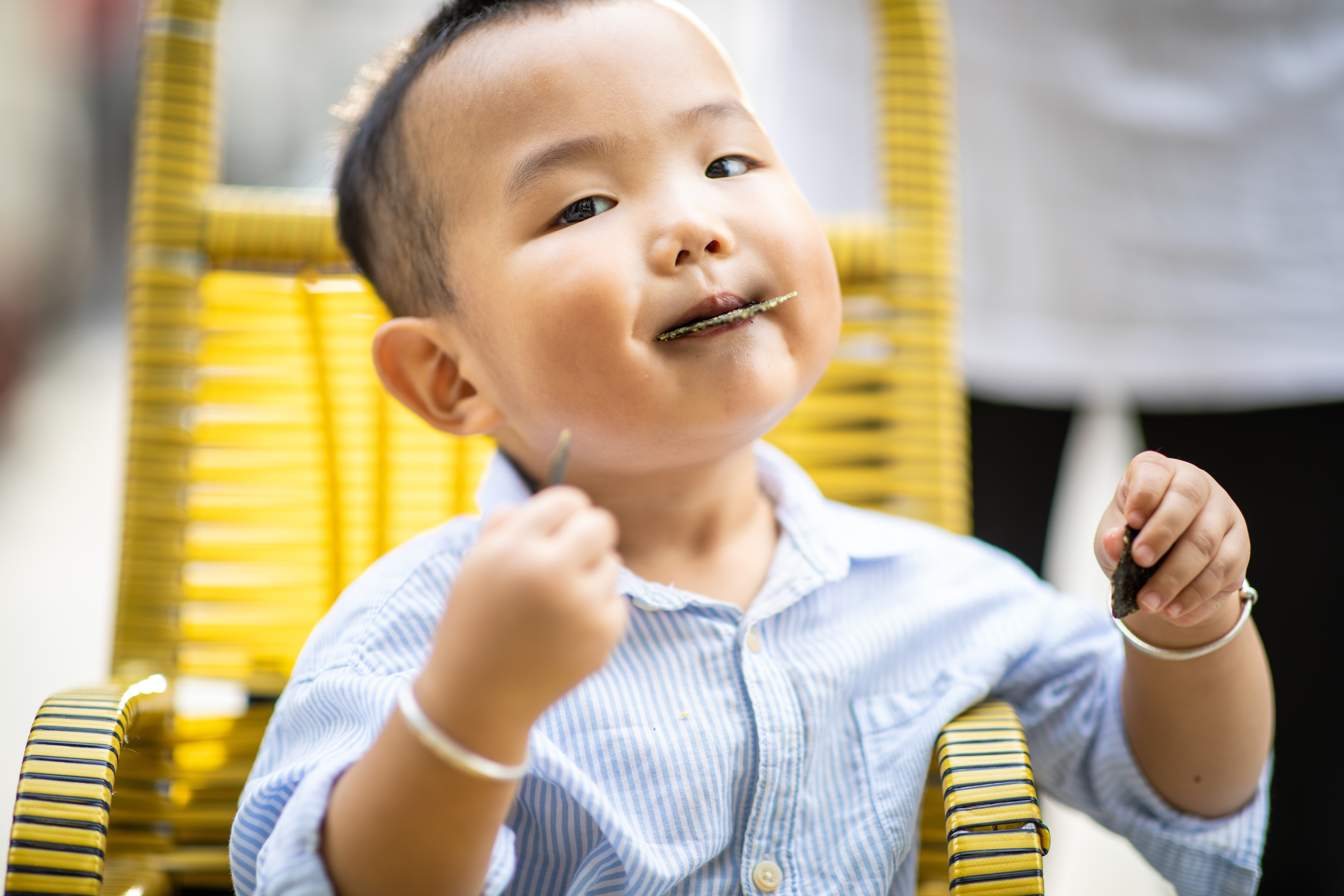 Niño con alga nori